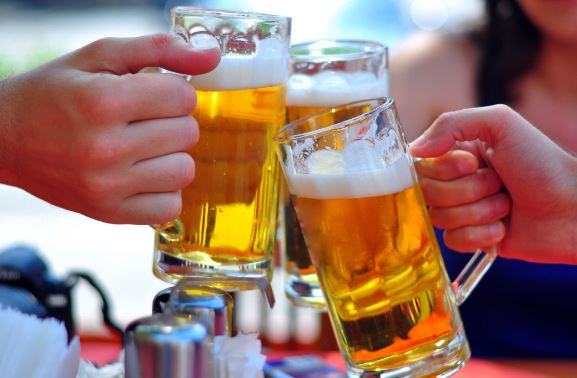 Tỉ lệ uống rượu bia tại Mỹ đang giảm.