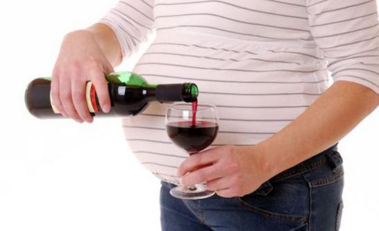 phụ nữ uống rượu khi mang thai